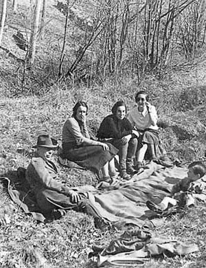 Wenckheim József és családja tavaszi kiránduláson a kígyósi Nagyerdőben (1930-as évek) (Forrás: Arcanum)
